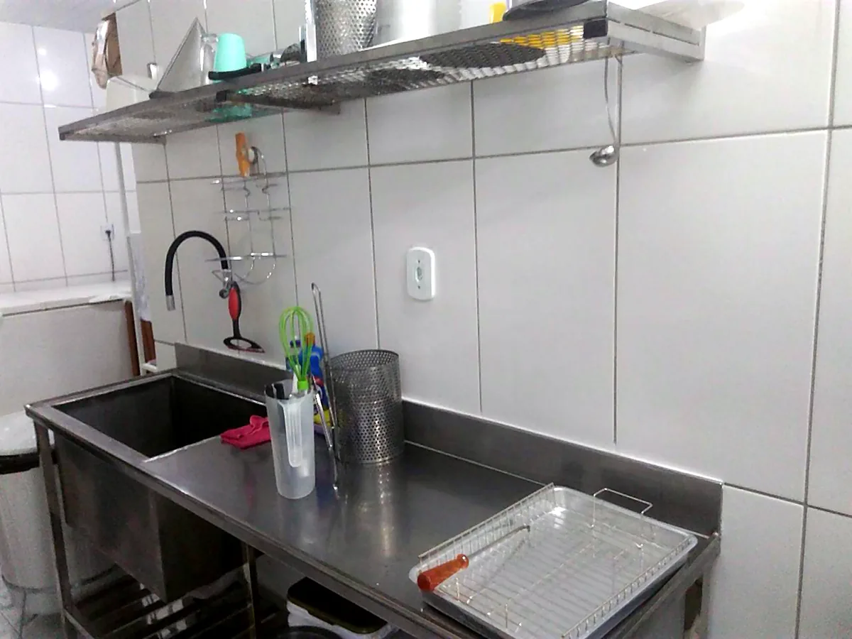 Bancada de inox com cuba em cozinha comercial