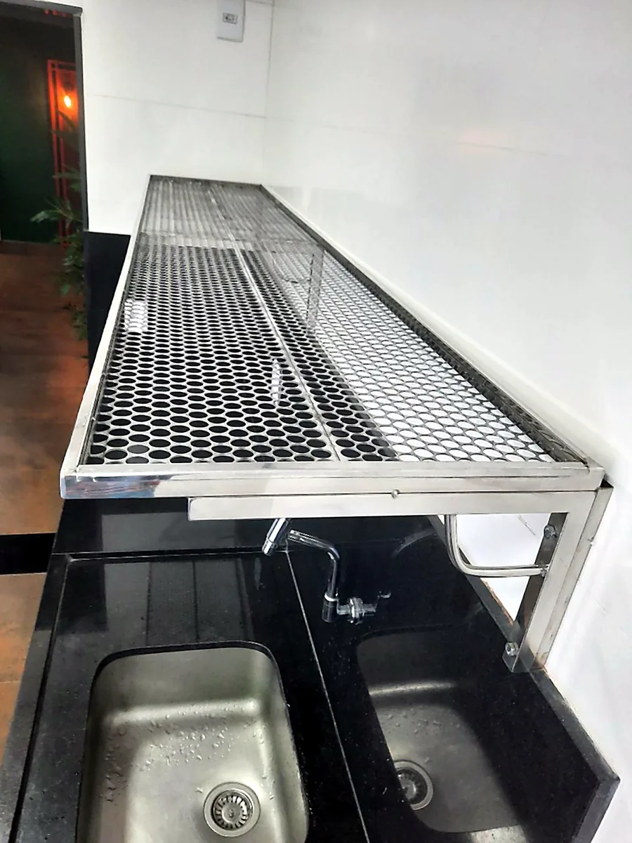 Bancada em aço inox com cuba dupla e área de escorrimento