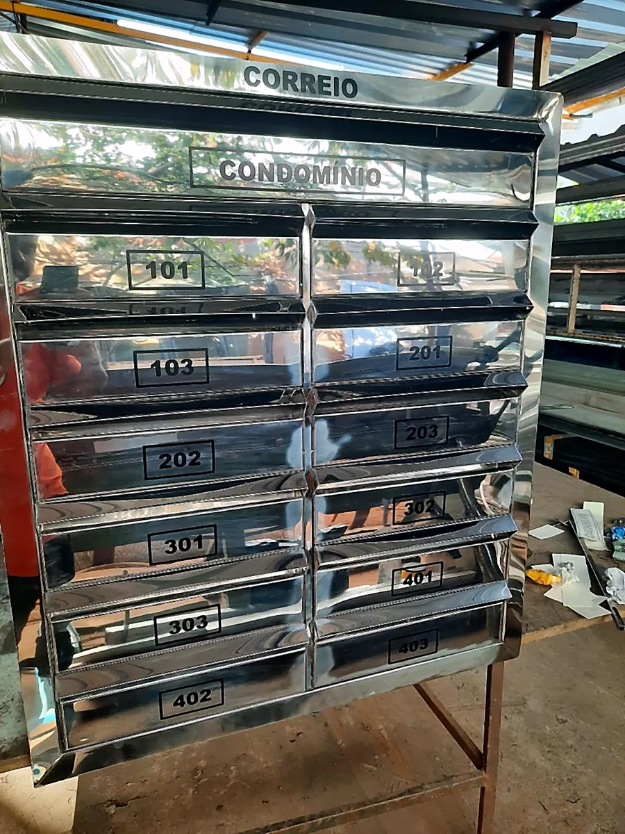 Conjunto de caixas de correio coletivas em aço inox identificado por unidades