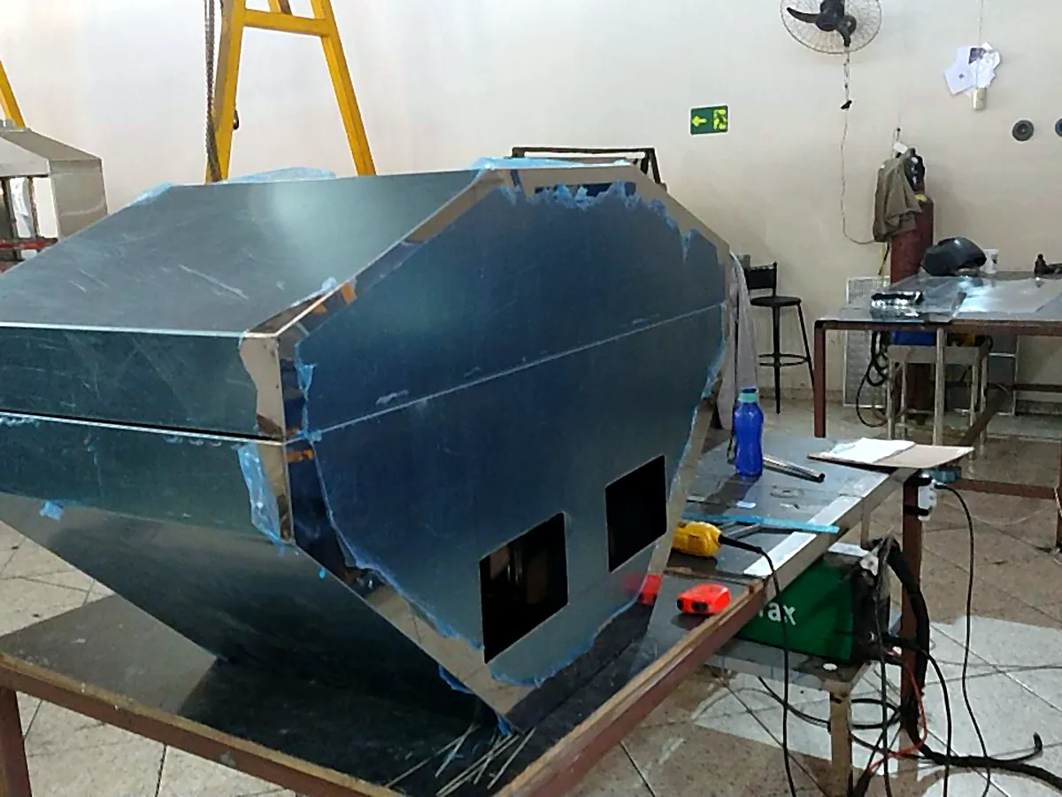 Coifa de grande porte em fabricação na oficina