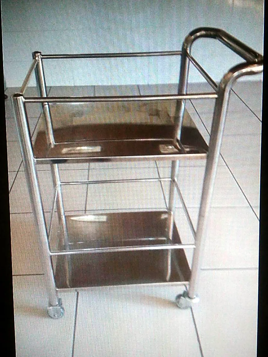 Carrinho auxiliar em aço inox com três prateleiras e rodízios