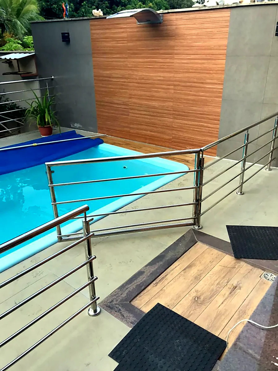 Guarda-corpo de inox em deck de piscina