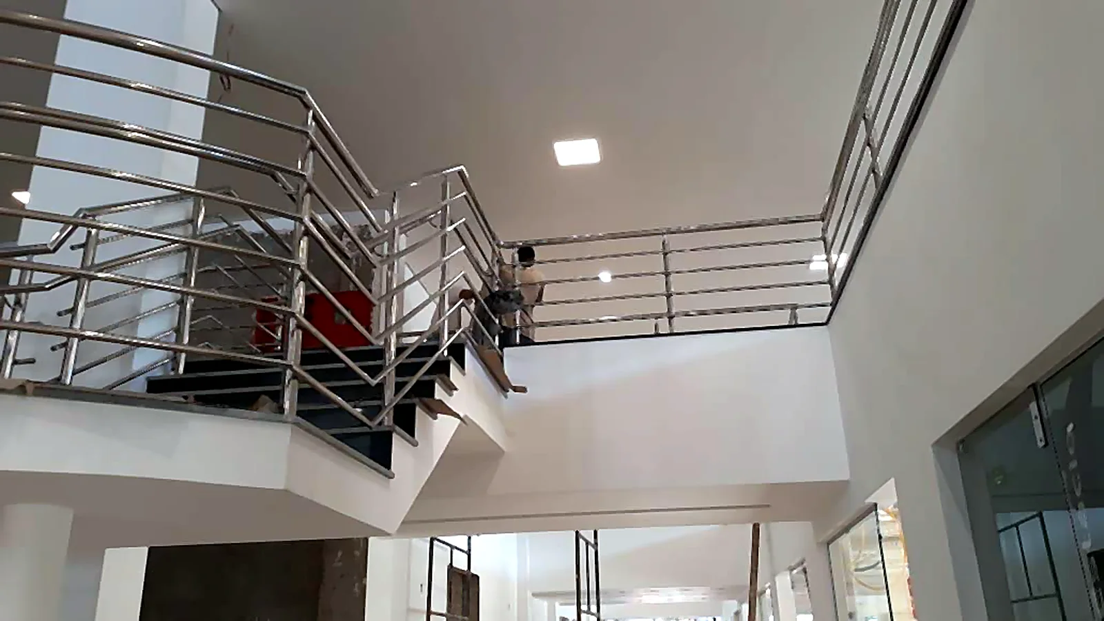 Guarda-corpo em inox instalado em mezanino