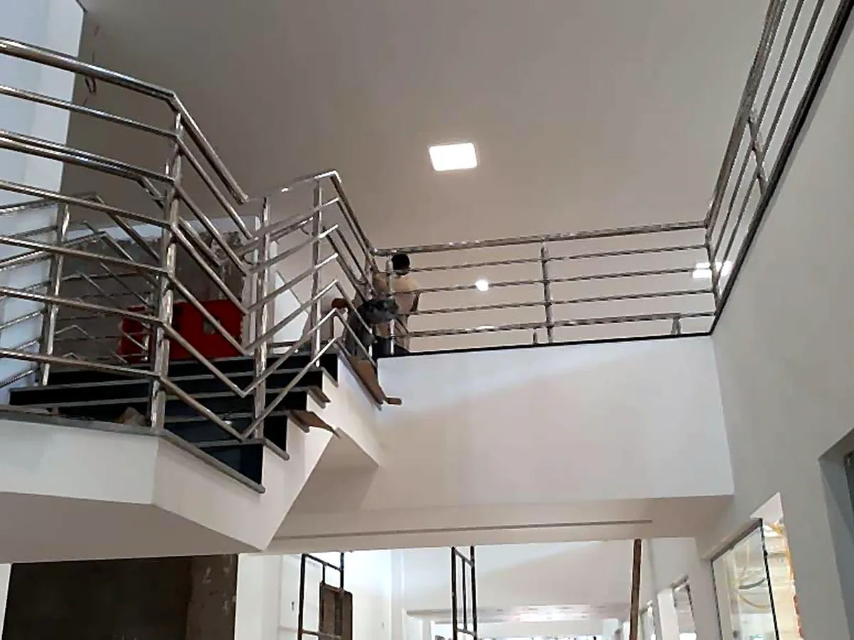 Guarda-corpo em aço inox instalado em mezanino residencial